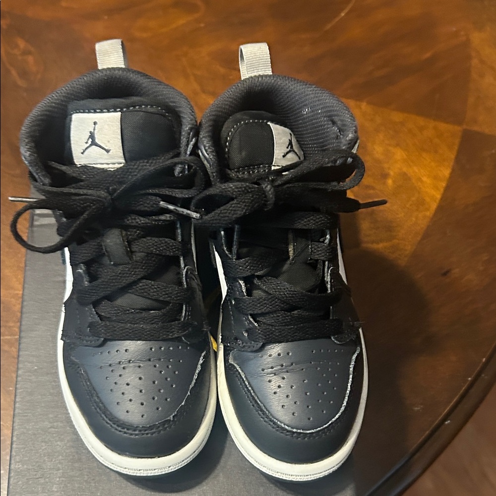 Toddler sneaker Jordan good condition with box